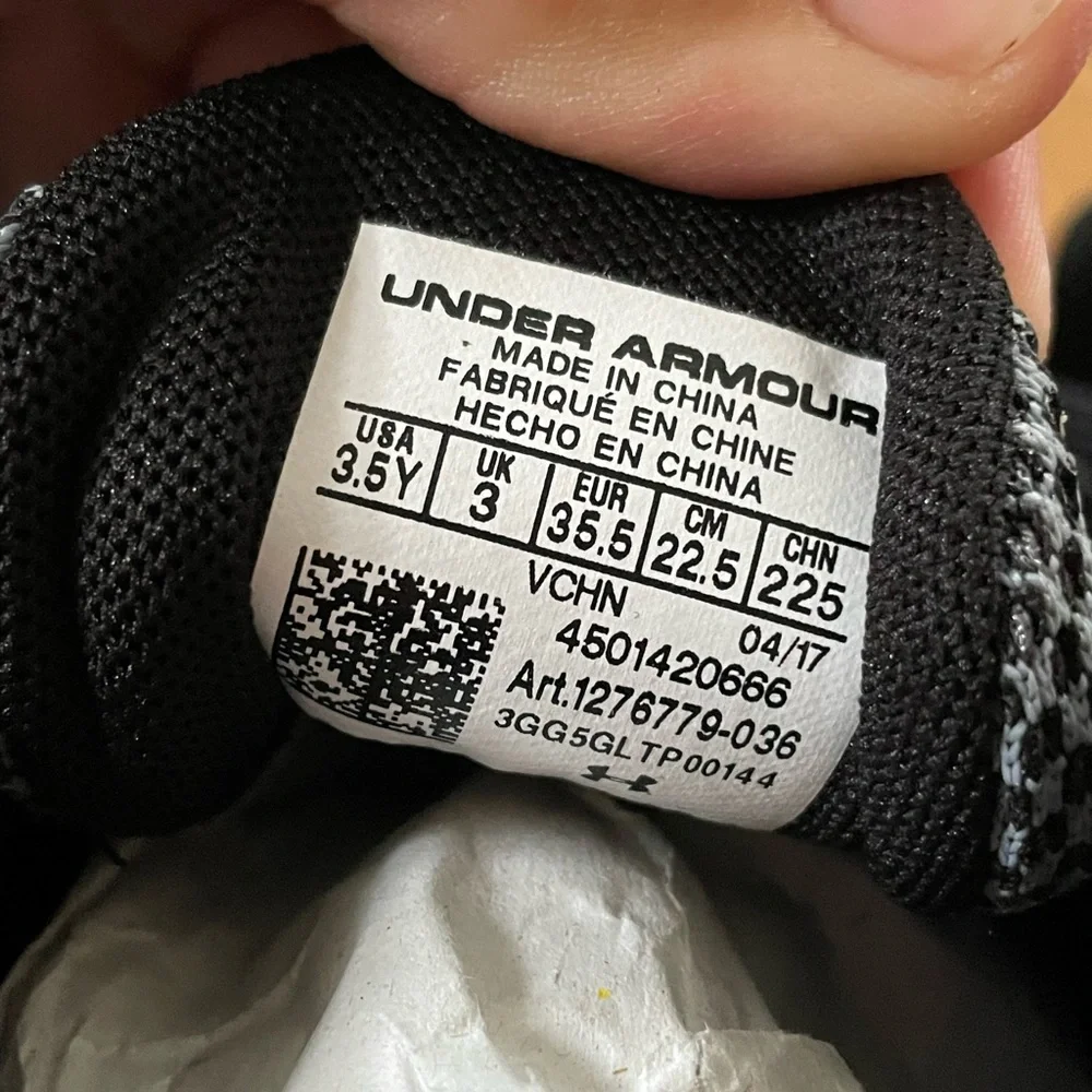 Youth 3.5 UnderArmour boys sneaker - Picture 5 of 5